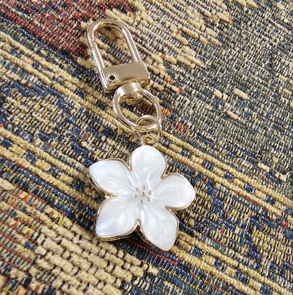 Elegant Gold and White Flower Keychain Purse Charm NWOT - Picture 1 of 3
